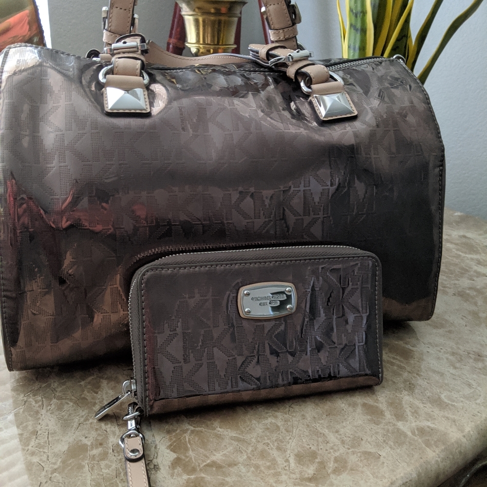 Michael Kors Large Grayson and wallet. Grey